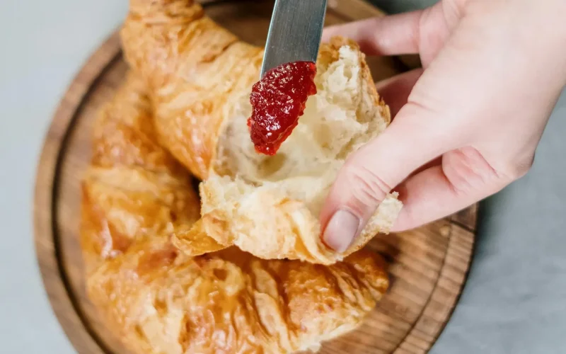 Petit-déjeuner avec produits frais à l'Hôtel Louvia