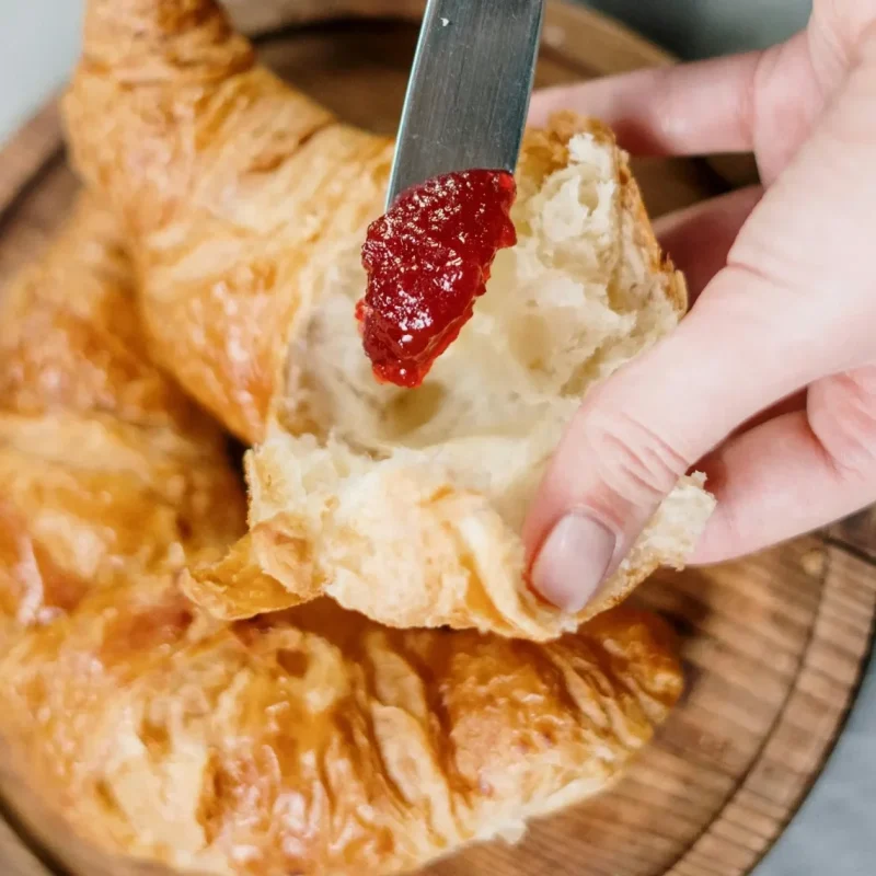 Petit-déjeuner avec produits frais à l'Hôtel Louvia