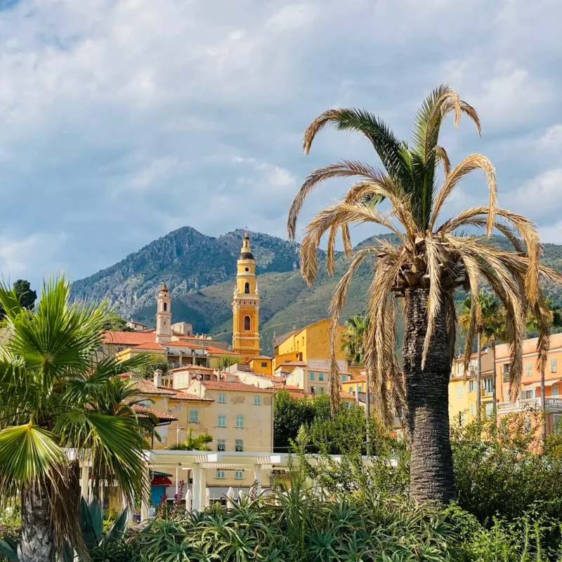 Façade de l'Hôtel Louvia à Menton, style Art Déco rénové